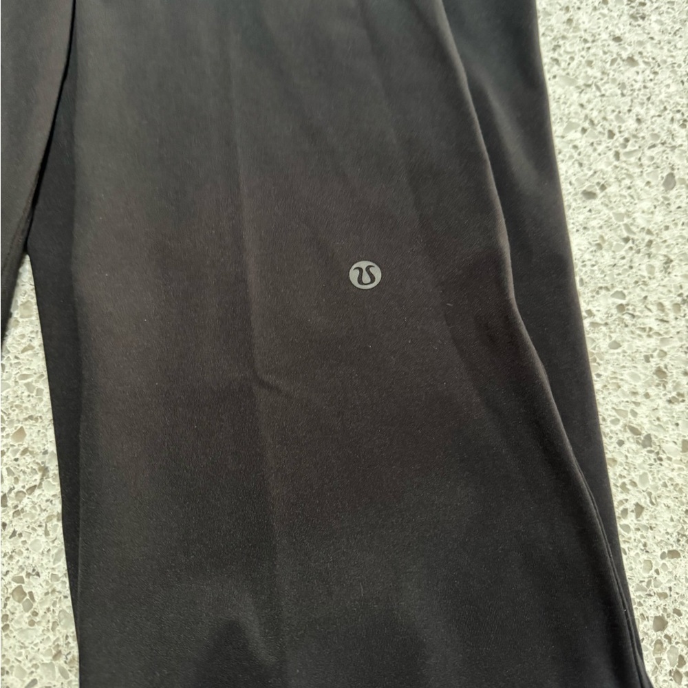Lululemon, On the Fly, Size 6, EXCELLENT condition, like NEW, NO rips/tears/runs